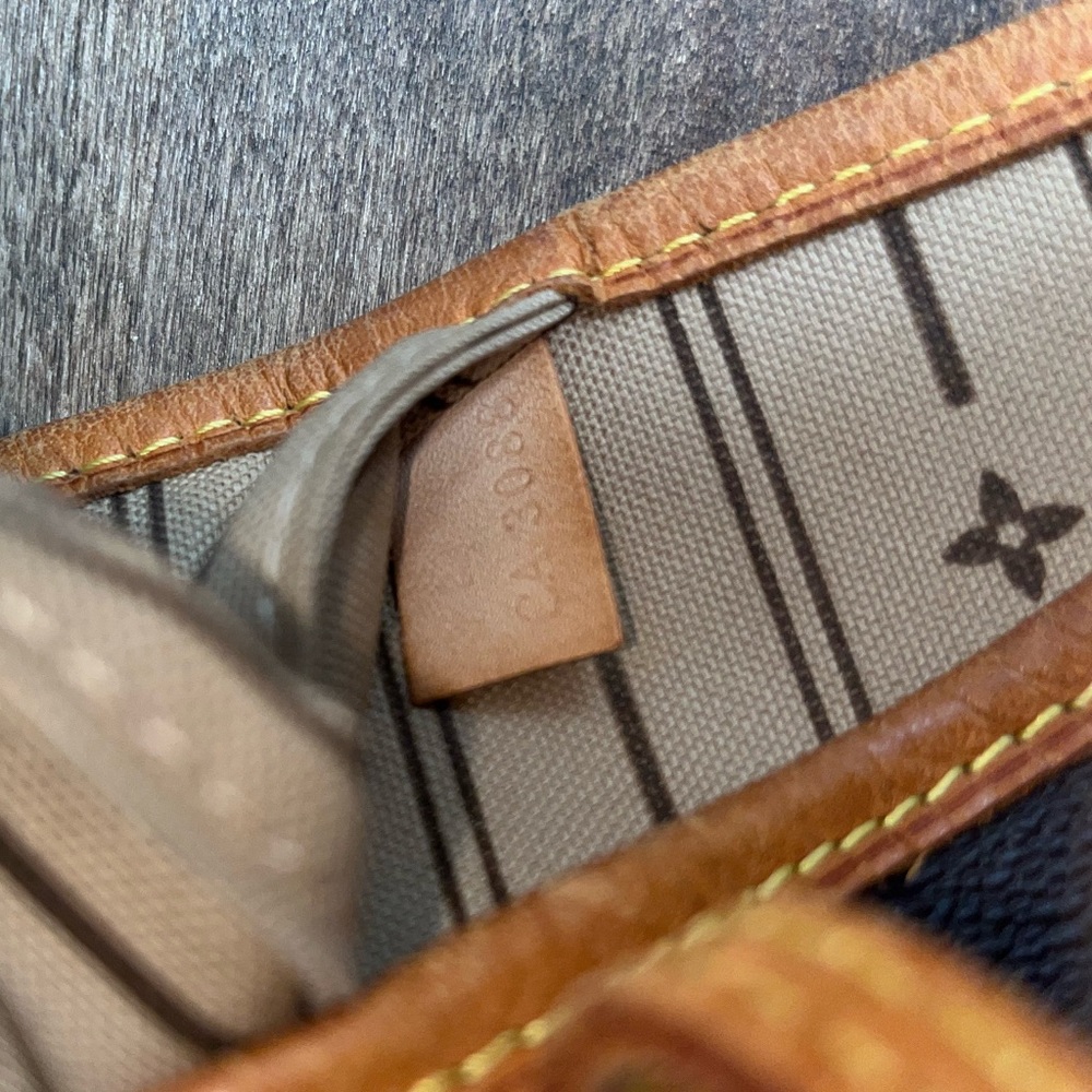 Louis Vuitton Monogram Neverfull MM - Picture 11 of 14